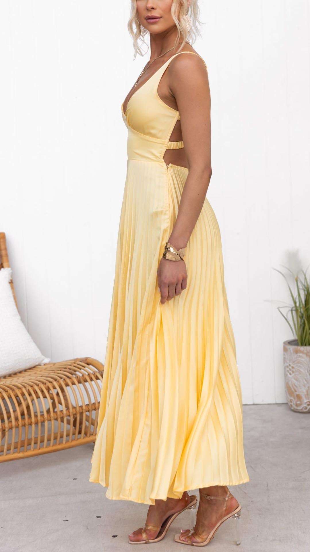 Noella - Vestido Longo Plissado Elegante com Decote em V
