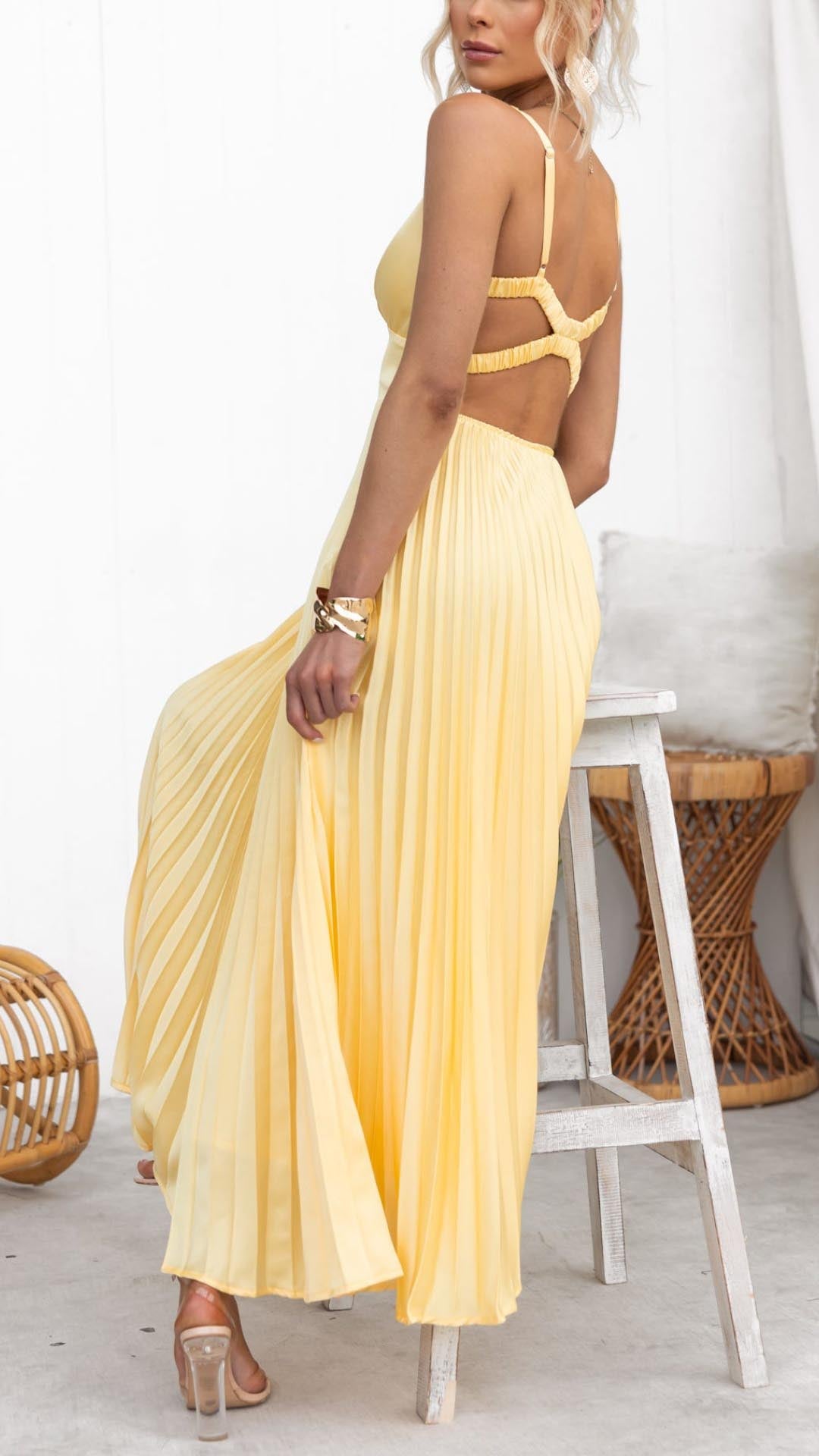 Noella - Vestido Longo Plissado Elegante com Decote em V